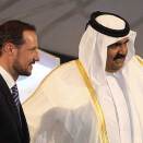 Kronprins Haakon besøker Qatar og de Forente Arabiske Emirater våren 2010. Emiren av Qatar, Sjeik Hamad, tar i mot Kronprins Haakon ved Qatalum (Foto: Mohammed Dabbous / Reuters)